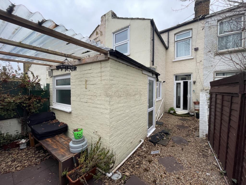 Lot: 31 - THREE-BEDROOM TERRACED HOUSE - Rear of mid-terrace house